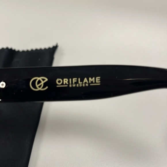 Oriflame ladies square shaped sunglasses, cleaning cloth and case main image 7